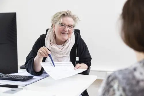 Klinische Sozialarbeit in der Vitalisklinik Mitarbeitende der Vitalisklinik als Symbolbild für Beratung und Unterstützung