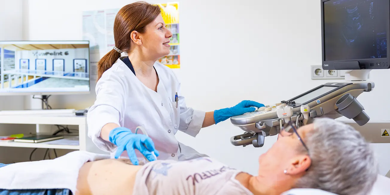 Ärztliche Besprechung eines individuellen Therapieplans in der Vitalisklinik